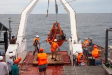 Подъем телегрейфера ДГ-1 с взятой пробой на борт.