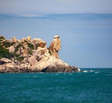 Один из островов с гранитными образованиями на шельфе Вьетнама, где выполнялись работы