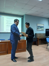 Директор института д.ф.-м.н Д.В. Макаров вручает Почётную грамоту РАН к.ф.-м.н. В.В. Паку 