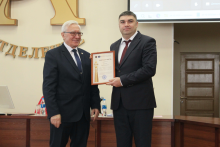 Объявление председателем ДВО РАН академиком РАН Ю.Н. Кульчиным (слева) Благодарности ДВО РАН ведущему научному сотруднику лаборатории геохимии осадочных процессов, к.г.-м.н. К.И. Аксентову (справа)  (фото с сайта Президиума ДВО РАН)