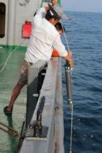 Отбор проб морской воды совместной вьетнамско-российской исследовательской группой.