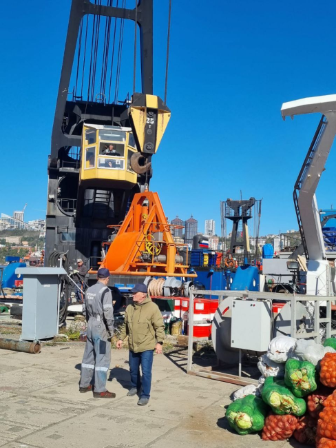 Телегрейфер ДГ-1 загружают на борт НИС «Академик М.А. Лаврентьев»