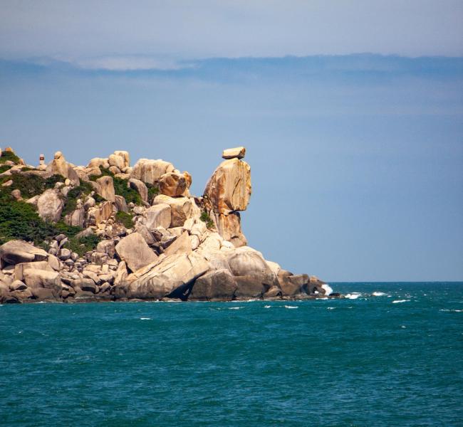 Один из островов с гранитными образованиями на шельфе Вьетнама, где выполнялись работы