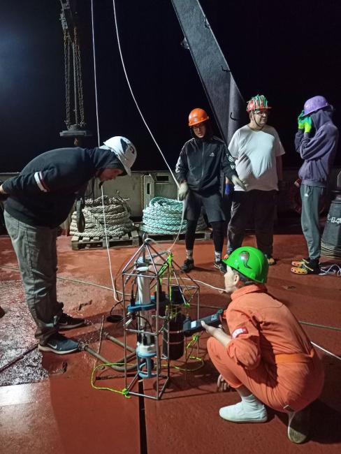 Фото 6. Палубные работы. На фото: руководитель экспедиции Салюк П.А., заместитель руководителя Липинская Н.А., а также участники экспедиции Жердев П.Д., Качур В.А., Налётов А.С.