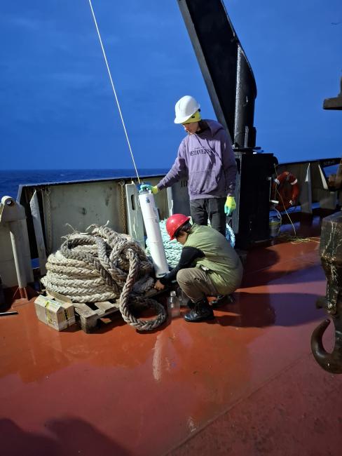 Фото 7. Отбор проб морской воды. На фото: Гудкова Е.П., Налётов А.С.