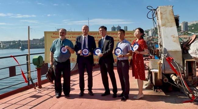 Зам. министра профессионального образования и занятости населения ПК А.Б. Мартыненко, помощник губернатора ПК по международным вопросам К. С. Лесняк, и.о. председателя генконсульства КНР во Владивостоке Ван Цзюнь,  консул по науке Мяо Юань, специалист консульства Ли Вейнчень.