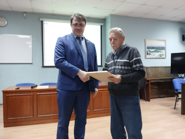 Директор института д.ф.-м.н Д.В. Макаров вручает Вручение директором института, д.ф.-м.н Д.В. Макаровым (слева) Почётной грамоты РАН ведущему инженеру сектора геолого-геофизического обеспечения Г.А. Крайникову (справа)