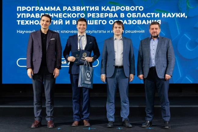 Вручение диплома к.ф-м.н., доценту А.В. Буланову