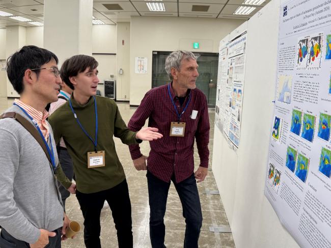 Аспирант 3 курса Владислав Красиков (в центре) на сессии стендовых докладов