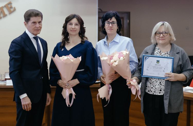 Награждение к.б.н. А.И. Еськовой, к.г.-м.н. Н.С. Сырбу и к.б.н. А.Л. Пономаревой  (фотография из Telegram канала (t.me/kiosm_poi) лаборатории комплексных исследований окружающей среды и минеральных ресурсов ТОИ ДВО РАН)