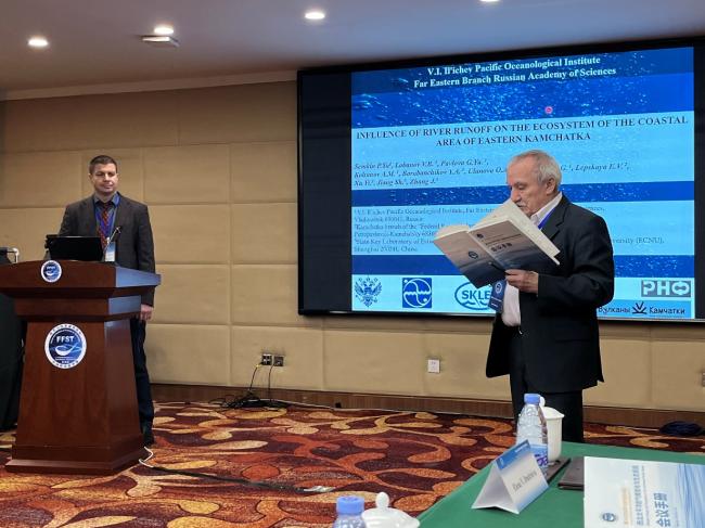 Главный научный сотрудник д.х.н. П.Я. Тищенко представляет докладчика к.г.н. П.Ю. Семкина