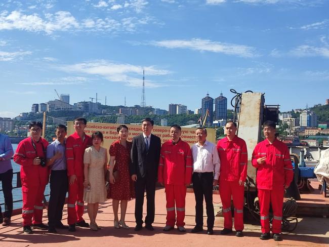 Участники экспедиции (ПИО МПР) и представители генерального консульства КНР во Владивостоке