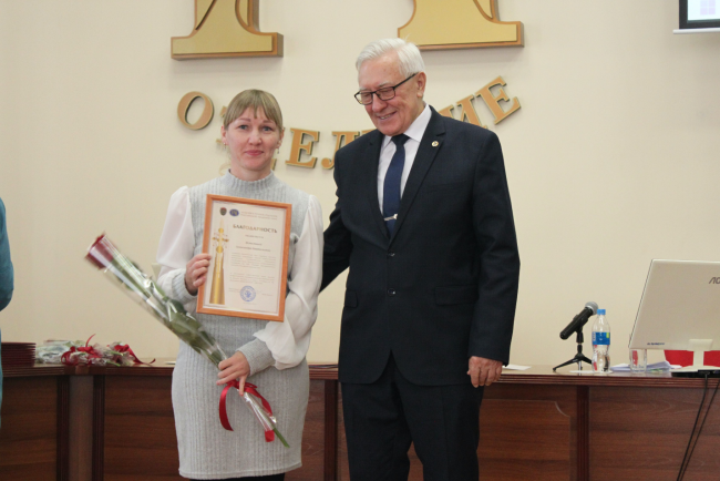 Объявление председателем ДВО РАН академиком РАН Ю.Н. Кульчиным Благодарности ДВО РАН старшему научному сотруднику лаборатории морской экотоксикологии,  к.б.н. А.А. Истоминой (фото с сайта Президиума ДВО РАН)