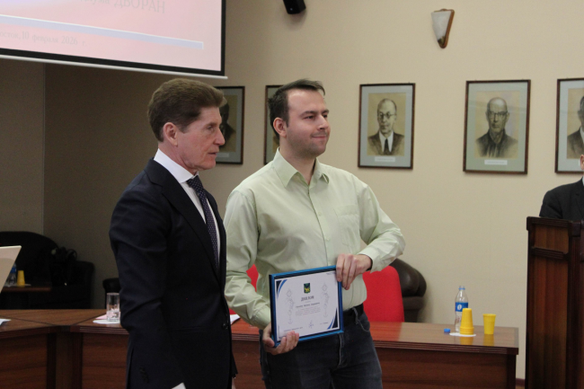 Награждение М.А. Сорокина   (фотография с сайта Президиума ДВО РАН)