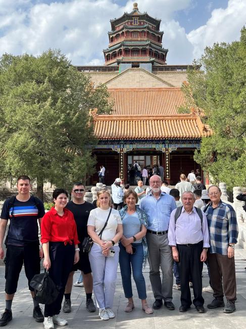 Российские участники Форума на прогулке в Летнем дворце в Пекине